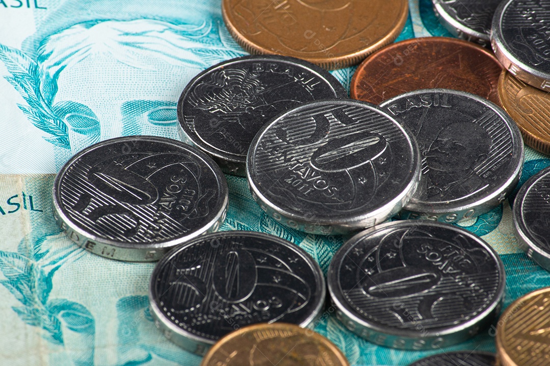 Dinheiro brasileiro moedas e notas de real brasileiro