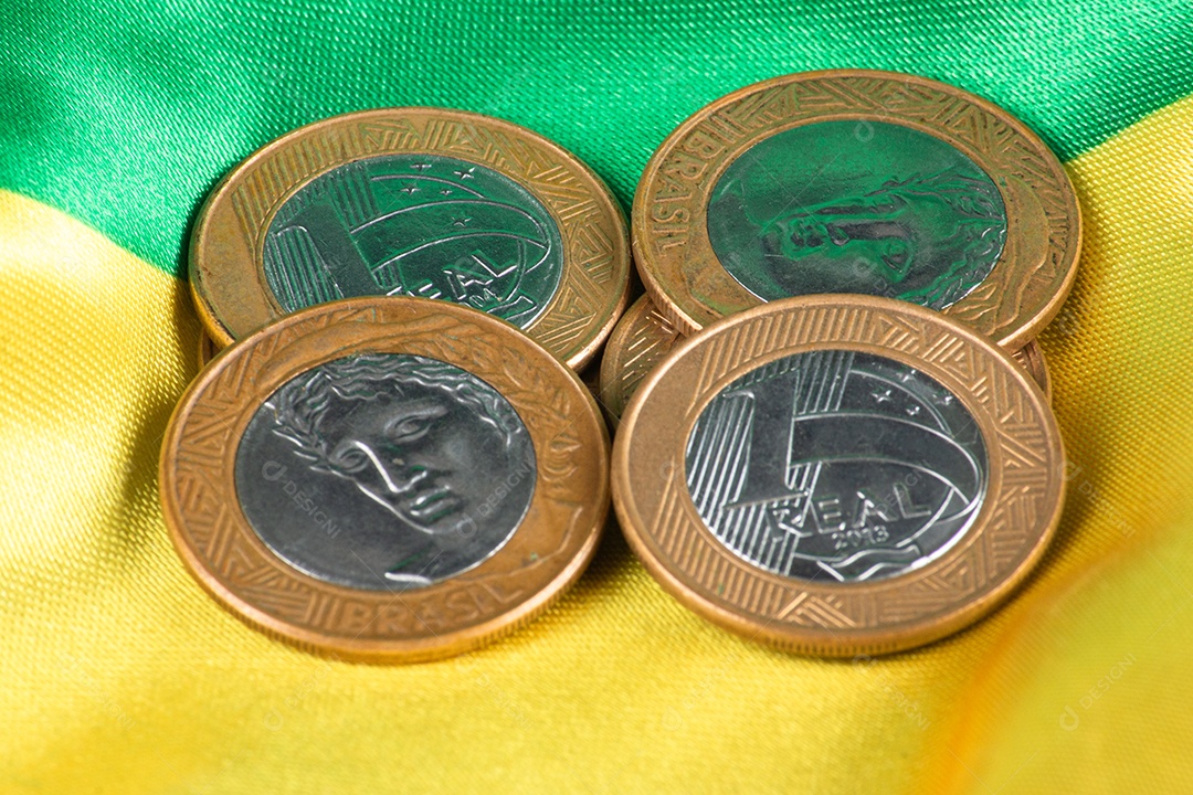 Moedas brasileiras exibidas na bandeira nacional nas cores verde e amarela