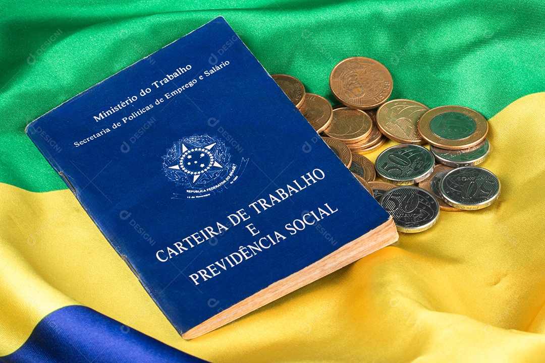 Carteira de trabalho brasileira e moedas na bandeira simbolizando emprego e economia