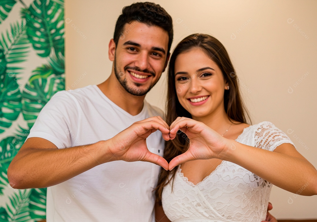 Lindo casal apaixonados sorridente e felizes em sua Residência