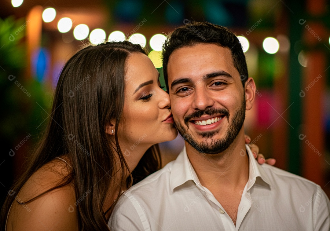 Lindo casal apaixonados sorridente e felizes em uma restaurante