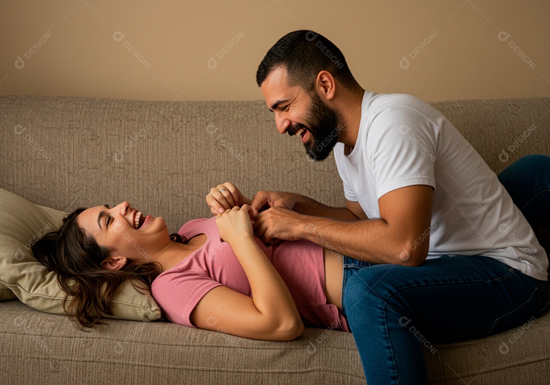 Lindo casal apaixonados sorridente e felizes em sua Residência