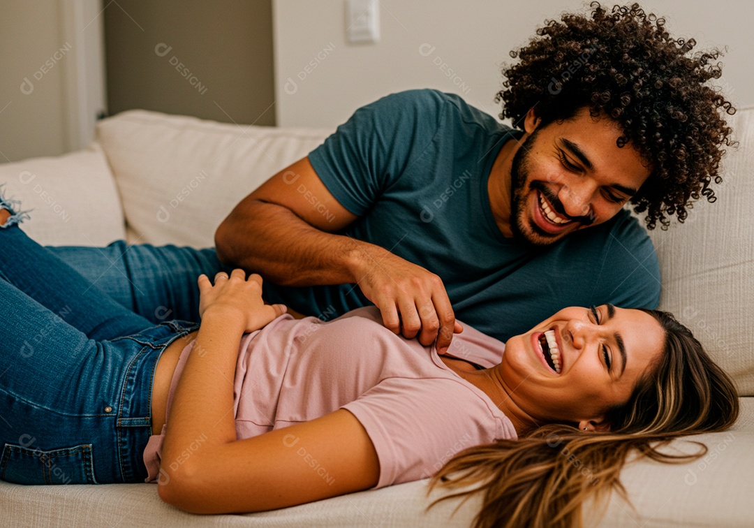 Lindo casal apaixonados sorridente e felizes em sua Residência