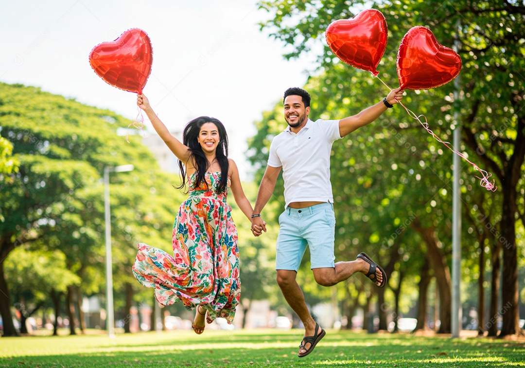Lindo casal apaixonados sorridente e felizes em um parque casual