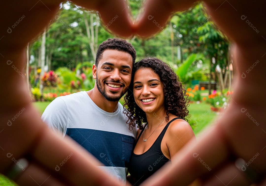 Lindo casal apaixonados sorridente e felizes em um parque casual