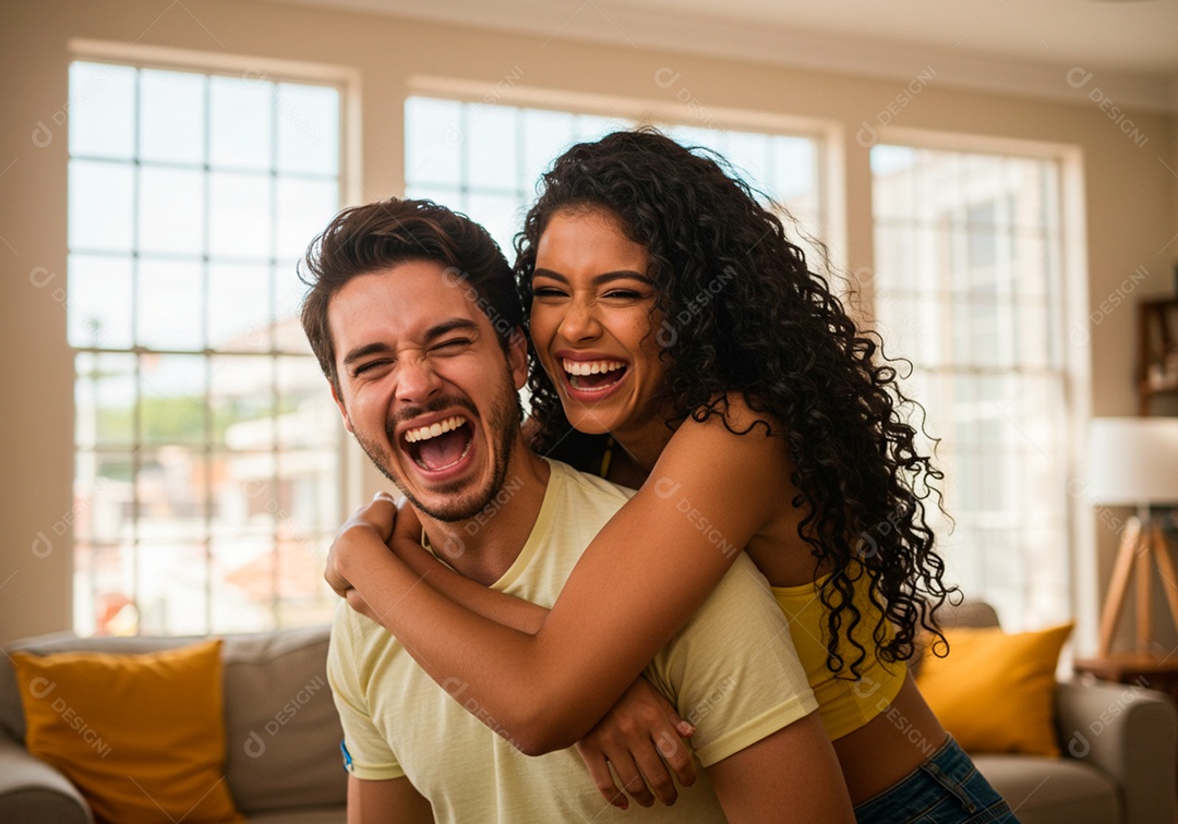Lindo casal apaixonados sorridente e felizes celebrando dia dos namorados