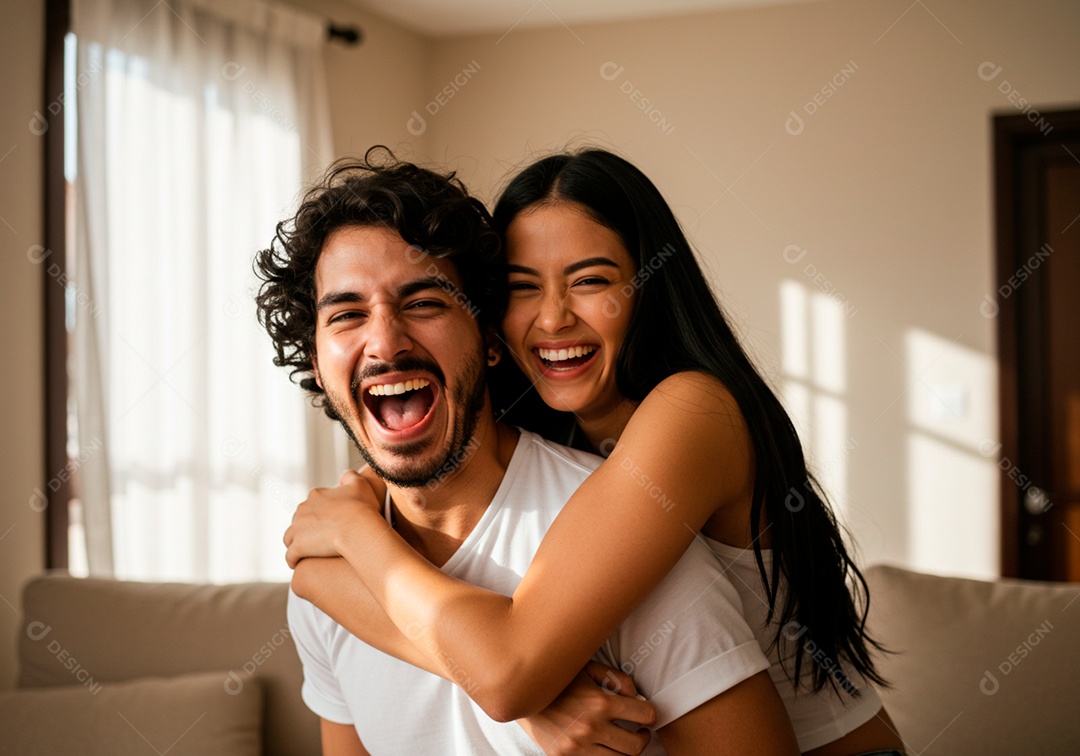 Lindo casal apaixonados sorridente e felizes em sua Residência