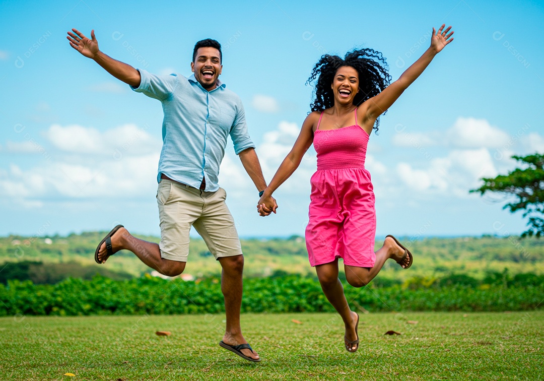 Lindo casal apaixonados sorridente e felizes em um parque casual
