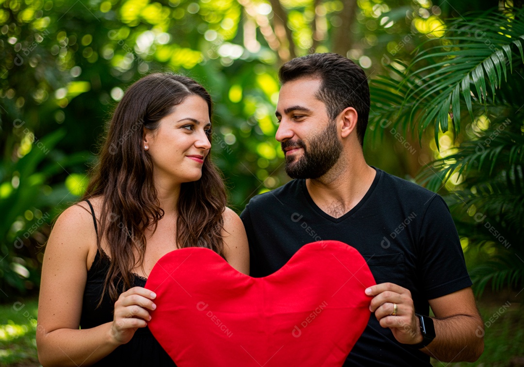 Lindo casal apaixonados sorridente e felizes em um parque casual