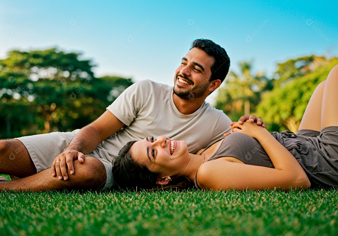 Lindo casal apaixonados sorridente e felizes em um parque casual