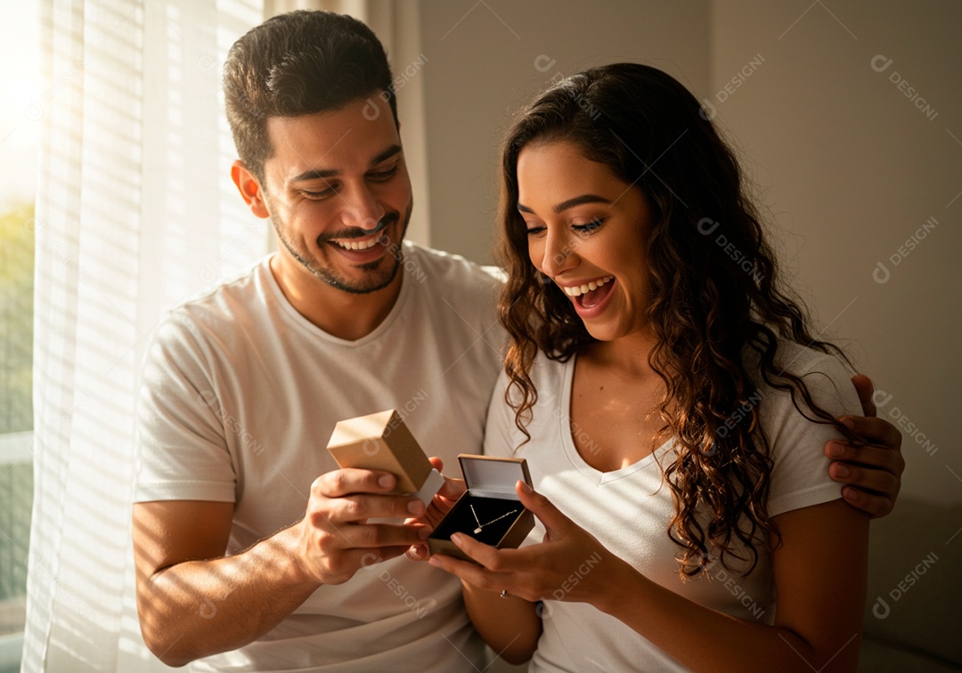Lindo casal apaixonados sorridente e felizes celebrando dia dos namorados