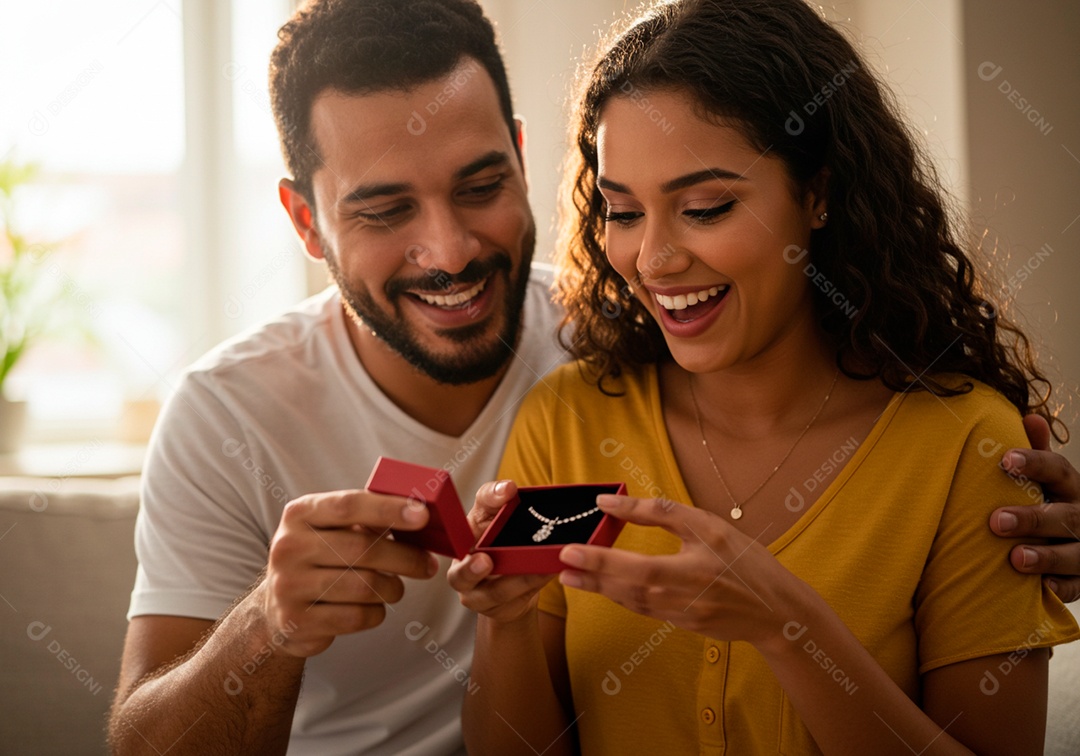 Lindo casal apaixonados sorridente e felizes celebrando dia dos namorados