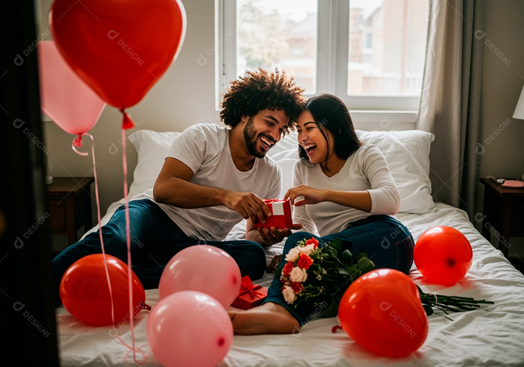 Lindo casal apaixonados sorridente e felizes celebrando dia dos namorados