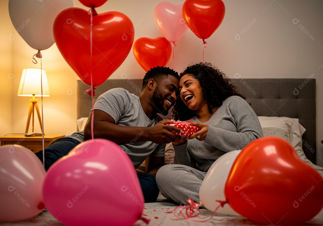 Lindo casal apaixonados sorridente e felizes celebrando dia dos namorados