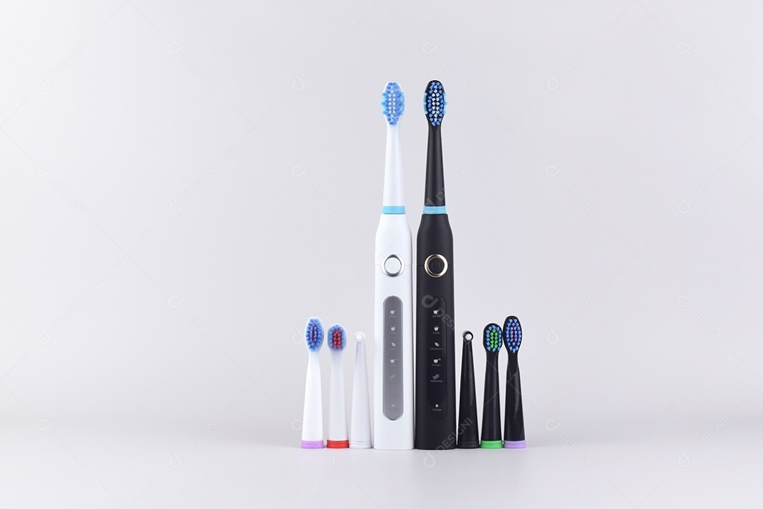 Escova de dentes ultrassônica elétrica moderna com bateria recarregável e superfície cinza