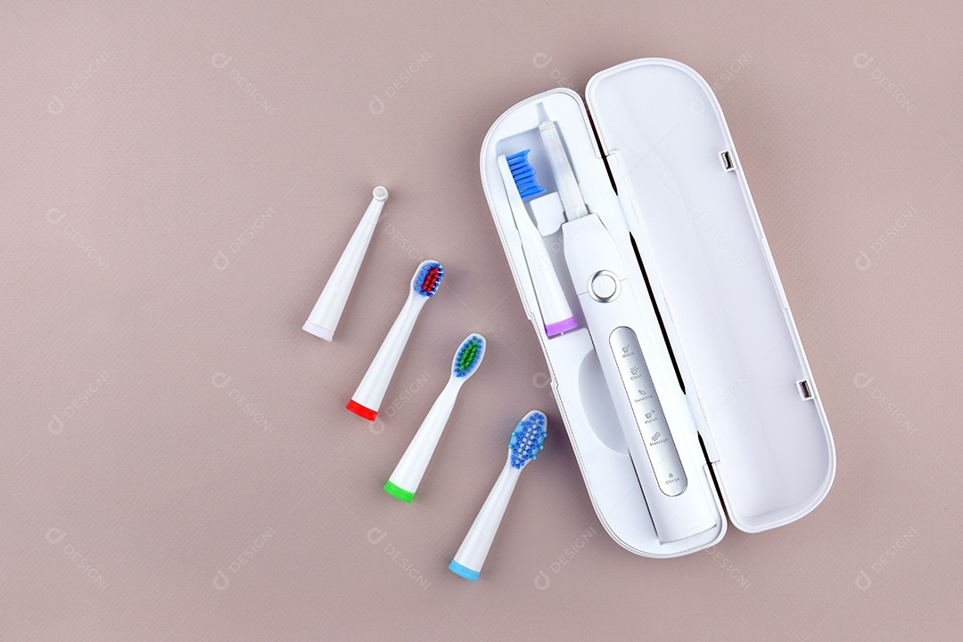 Escova de dentes ultrassônica elétrica moderna com bateria recarregável e superfície cinza