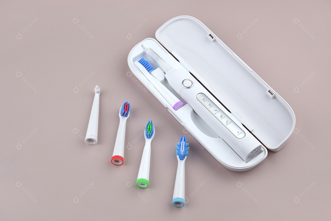 Escova de dentes ultrassônica elétrica moderna com bateria recarregável e superfície cinza