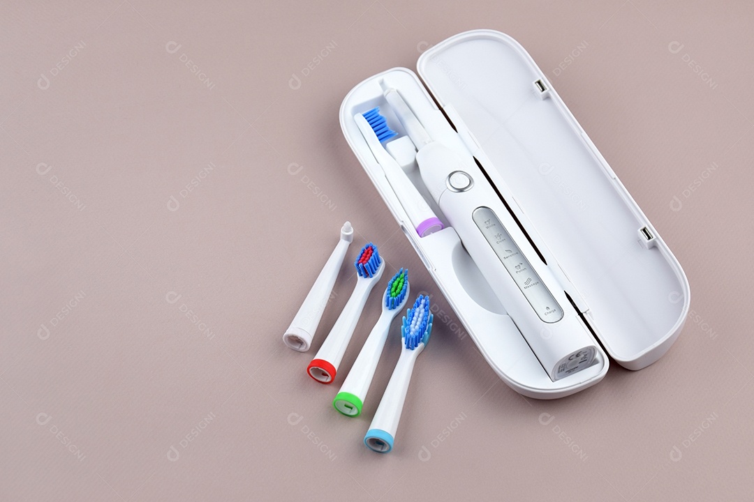 Escova de dentes ultrassônica elétrica moderna com bateria recarregável e superfície cinza