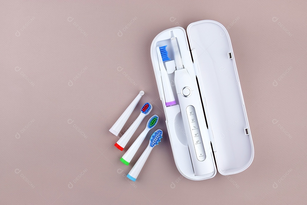 Escova de dentes ultrassônica elétrica moderna com bateria recarregável e superfície cinza