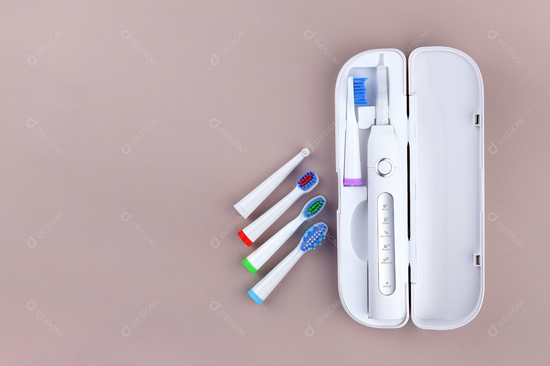 Escova de dentes ultrassônica elétrica moderna com bateria recarregável e superfície cinza