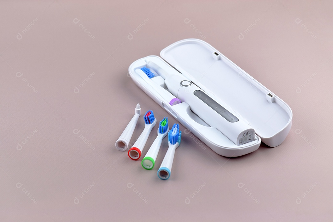 Escova de dentes ultrassônica elétrica moderna com bateria recarregável e superfície cinza