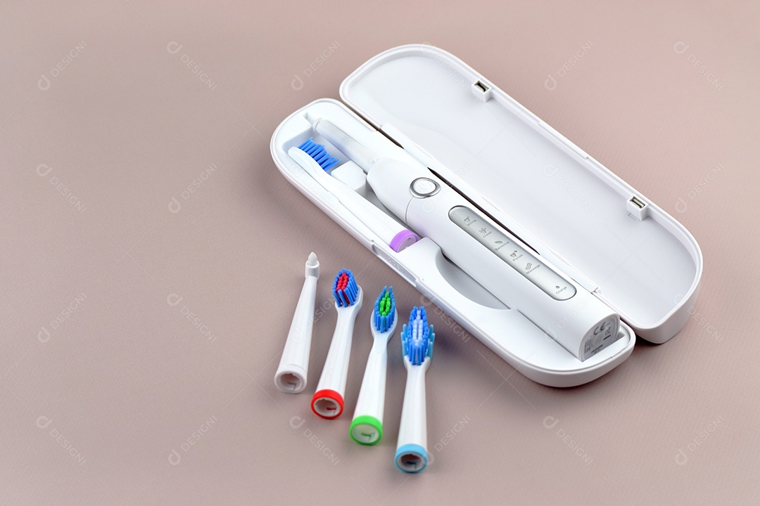 Escova de dentes ultrassônica elétrica moderna com bateria recarregável e superfície cinza