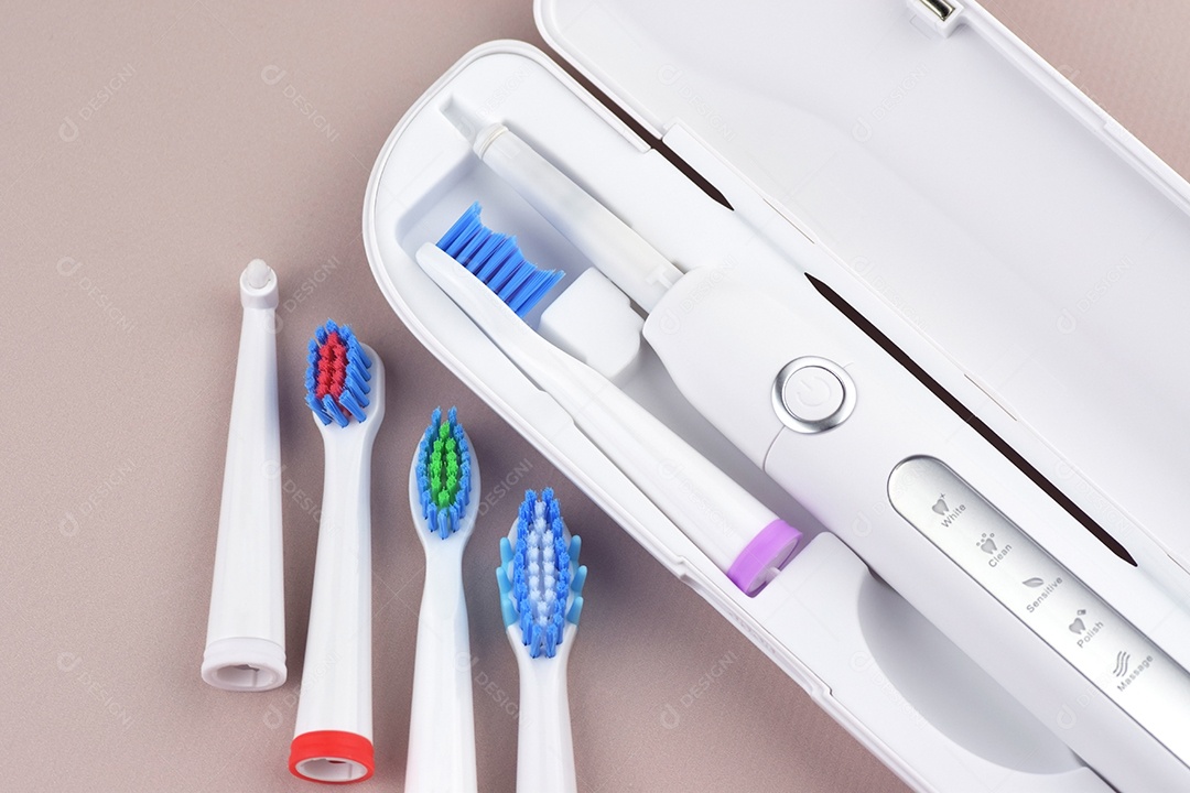 Escova de dentes ultrassônica elétrica moderna com bateria recarregável e superfície cinza