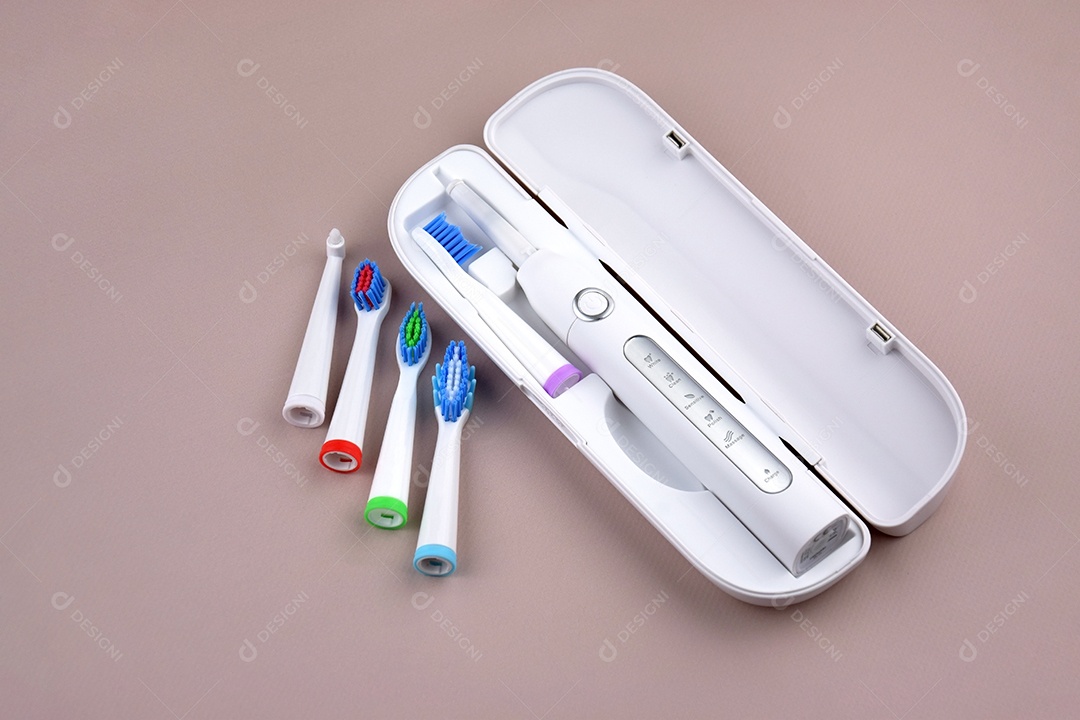 Escova de dentes ultrassônica elétrica moderna com bateria recarregável e superfície cinza