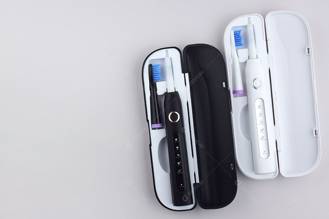 Escova de dentes ultrassônica elétrica moderna com bateria recarregável e superfície cinza