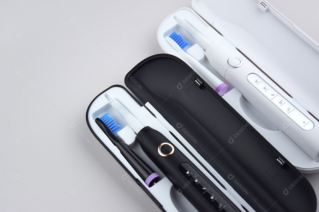 Escova de dentes ultrassônica elétrica moderna com bateria recarregável e superfície cinza