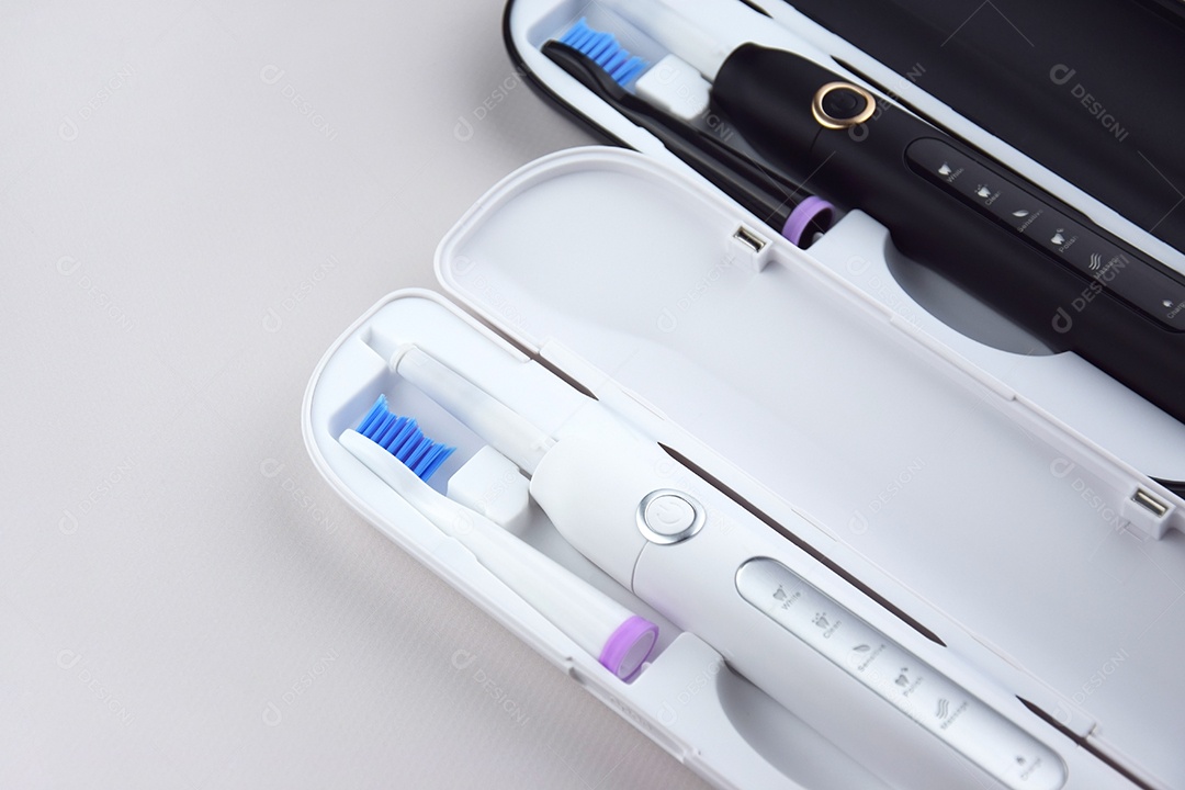 Escova de dentes ultrassônica elétrica moderna com bateria recarregável e superfície cinza