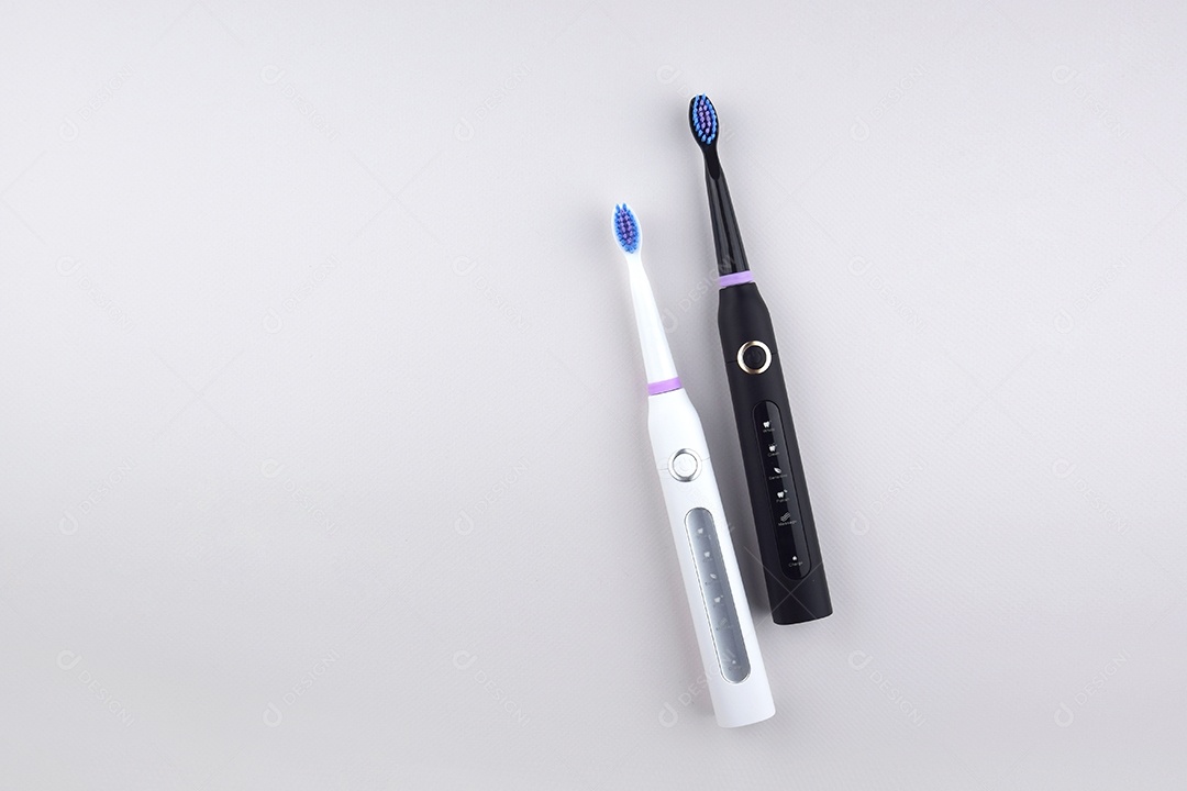 Escova de dentes ultrassônica elétrica moderna com bateria recarregável e superfície cinza