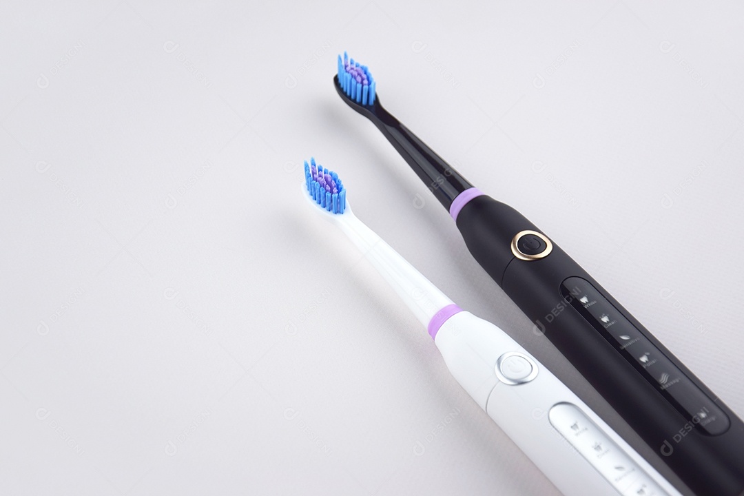 Escova de dentes ultrassônica elétrica moderna com bateria recarregável e superfície cinza