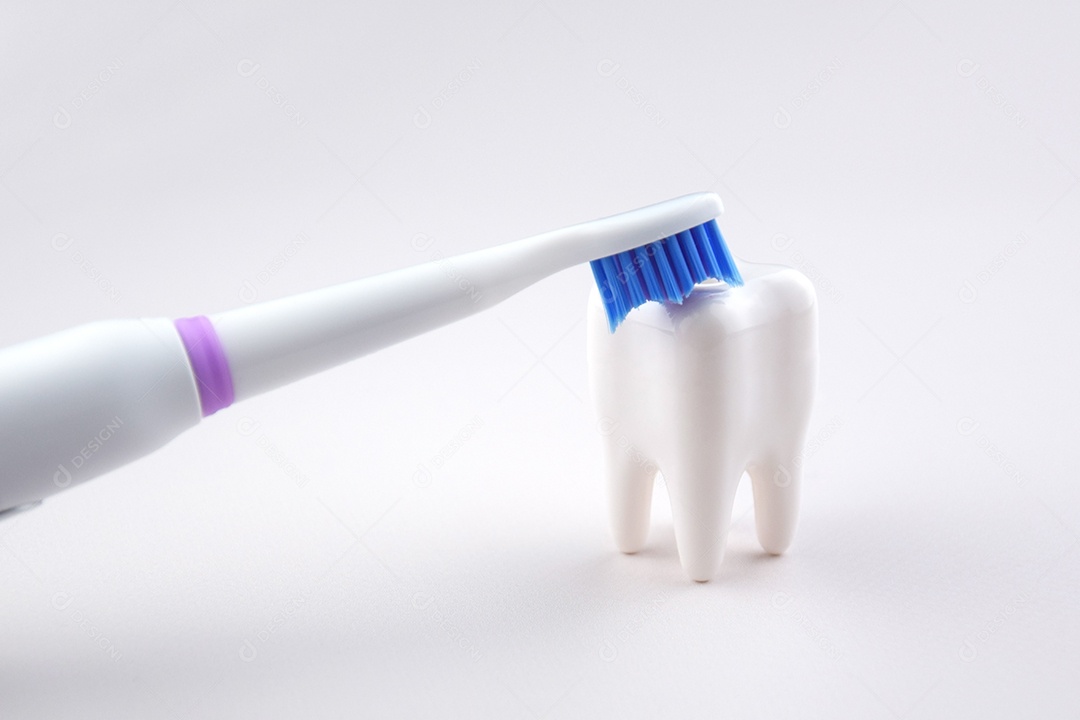 Escova de dentes ultrassônica elétrica moderna com bateria recarregável e superfície cinza