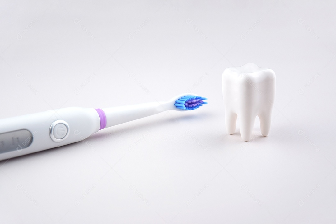 Escova de dentes ultrassônica elétrica moderna com bateria recarregável e superfície cinza