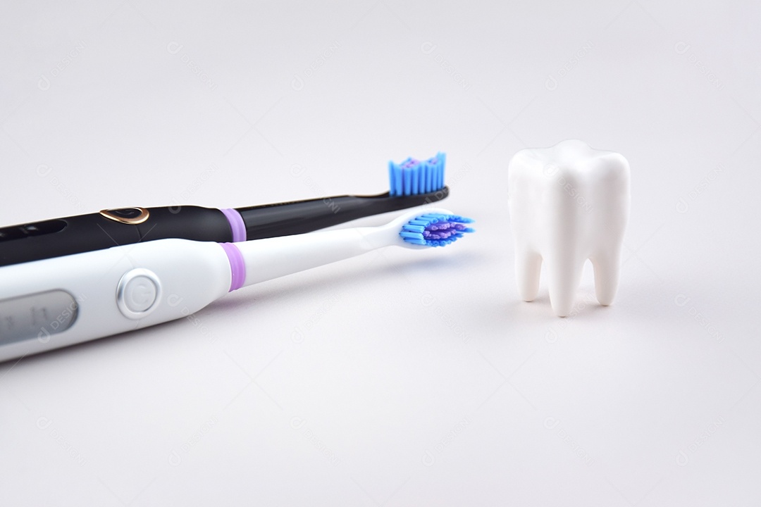 Escova de dentes ultrassônica elétrica moderna com bateria recarregável e superfície cinza