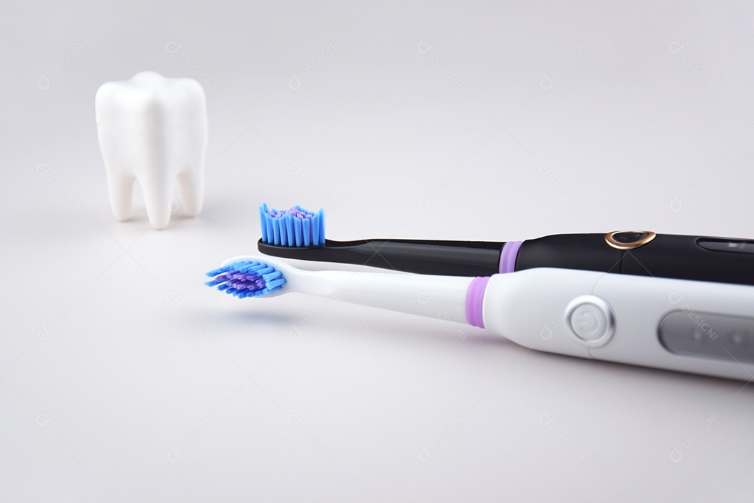 Escova de dentes ultrassônica elétrica moderna com bateria recarregável e superfície cinza