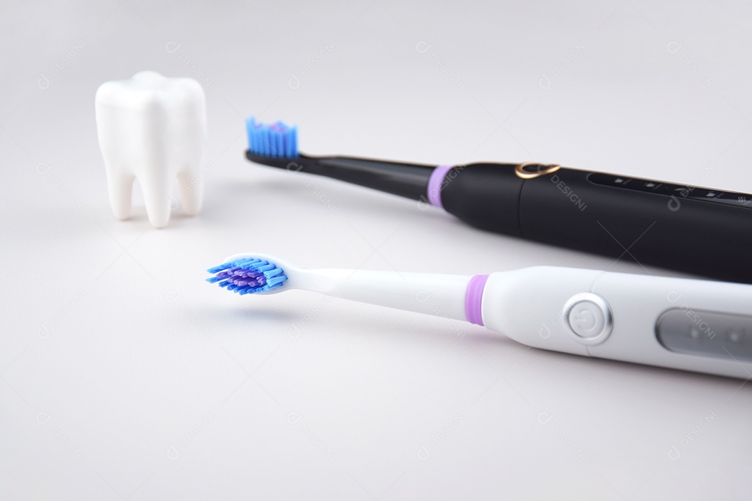 Escova de dentes ultrassônica elétrica moderna com bateria recarregável e superfície cinza