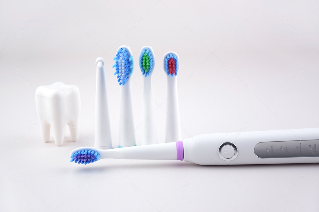 Escova de dentes ultrassônica elétrica moderna com bateria recarregável e superfície cinza