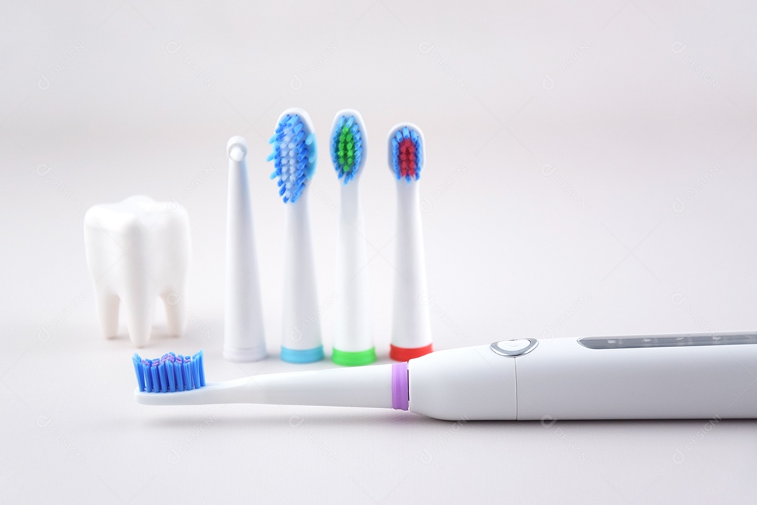 Escova de dentes ultrassônica elétrica moderna com bateria recarregável e superfície cinza