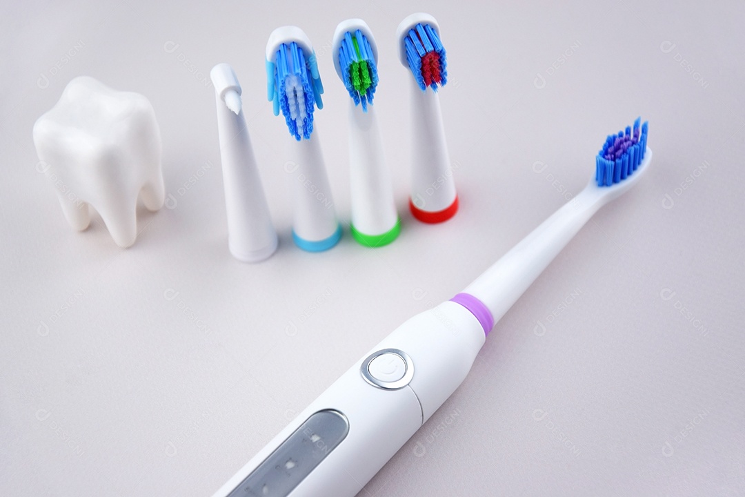 Escova de dentes ultrassônica elétrica moderna com bateria recarregável e superfície cinza