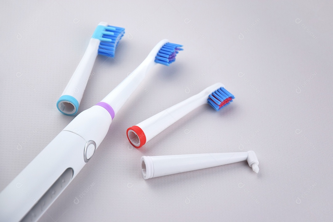 Escova de dentes ultrassônica elétrica moderna com bateria recarregável e superfície cinza