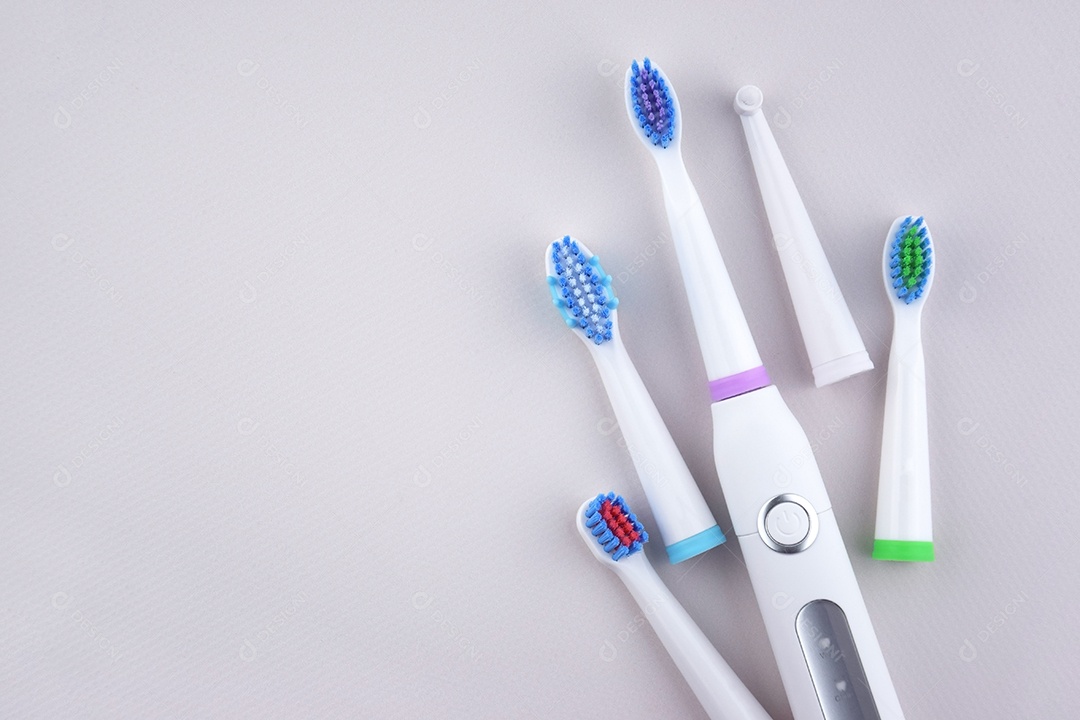 Escova de dentes ultrassônica elétrica moderna com bateria recarregável e superfície cinza