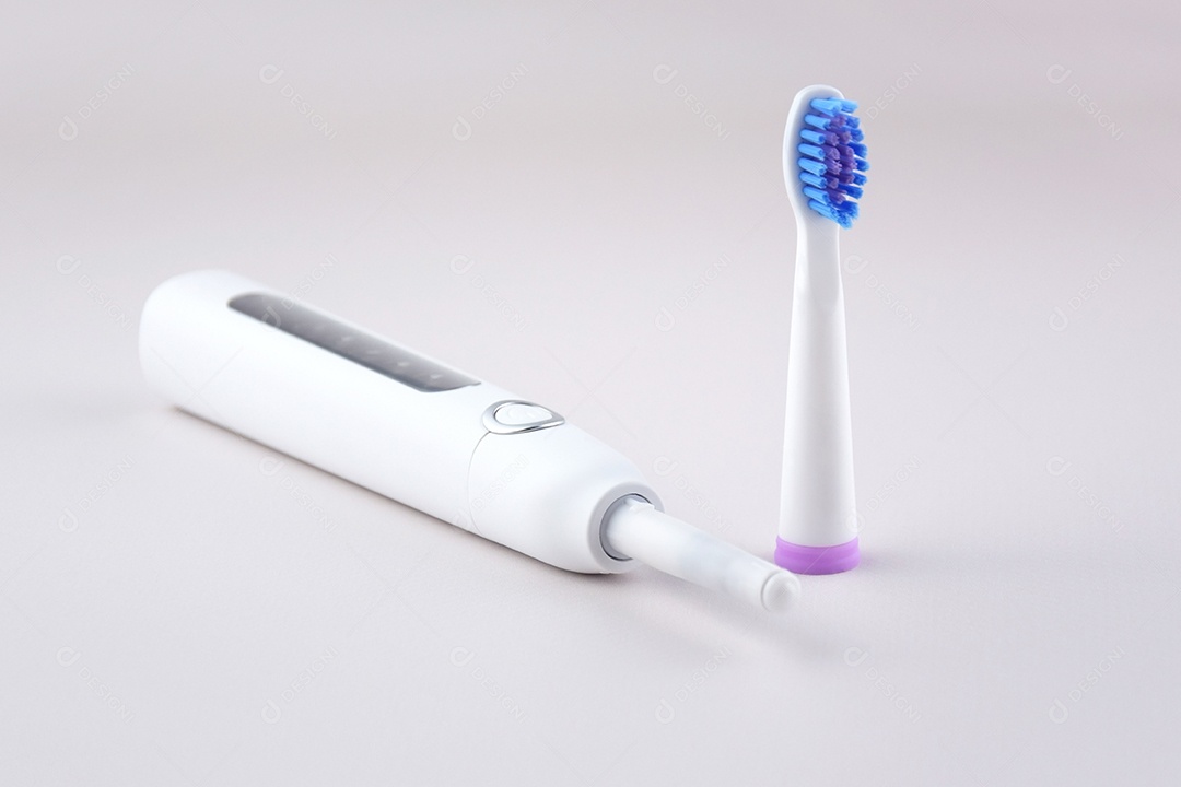 Escova de dentes ultrassônica elétrica moderna com bateria recarregável e superfície cinza