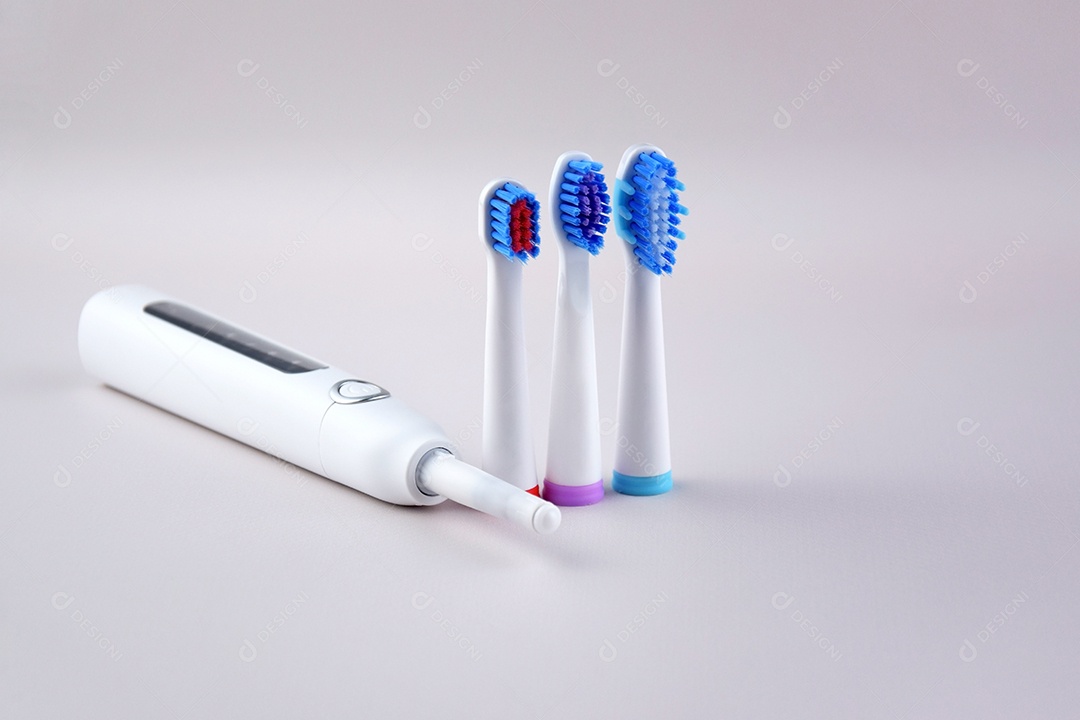 Escova de dentes ultrassônica elétrica moderna com bateria recarregável e superfície cinza