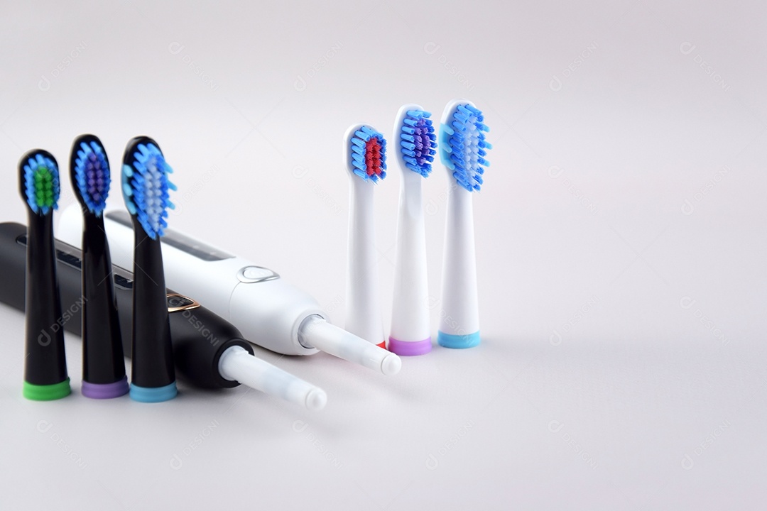 Escova de dentes ultrassônica elétrica moderna com bateria recarregável e superfície cinza