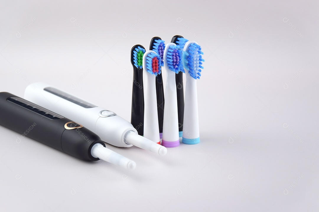 Escova de dentes ultrassônica elétrica moderna com bateria recarregável e superfície cinza