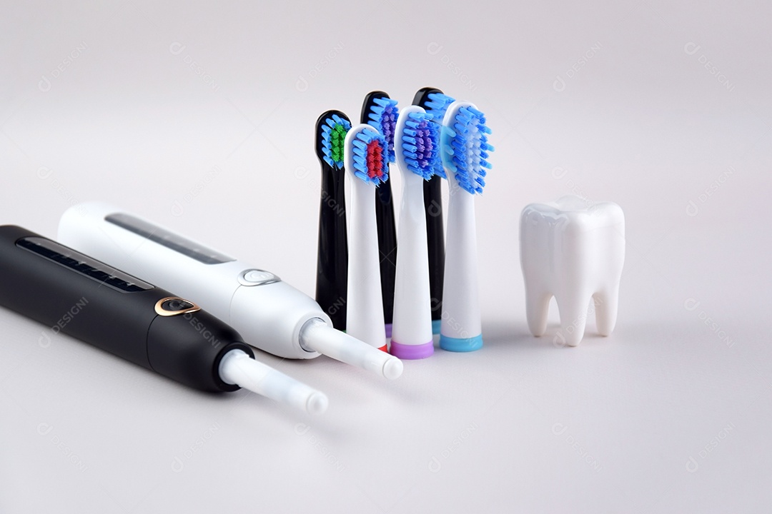 Escova de dentes ultrassônica elétrica moderna com bateria recarregável e superfície cinza