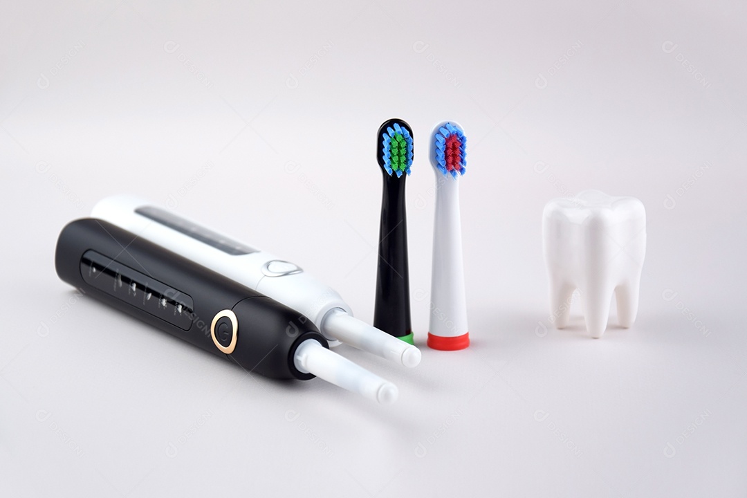 Escova de dentes ultrassônica elétrica moderna com bateria recarregável e superfície cinza