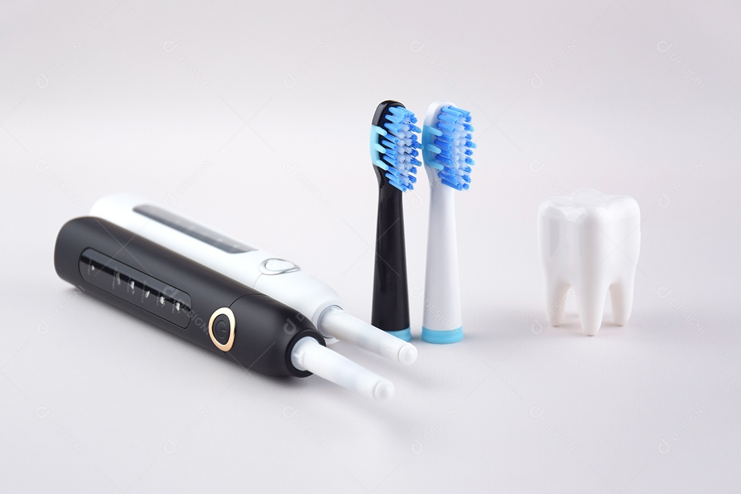 Escova de dentes ultrassônica elétrica moderna com bateria recarregável e superfície cinza